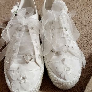 Beautiful wedding sneakers 🌼